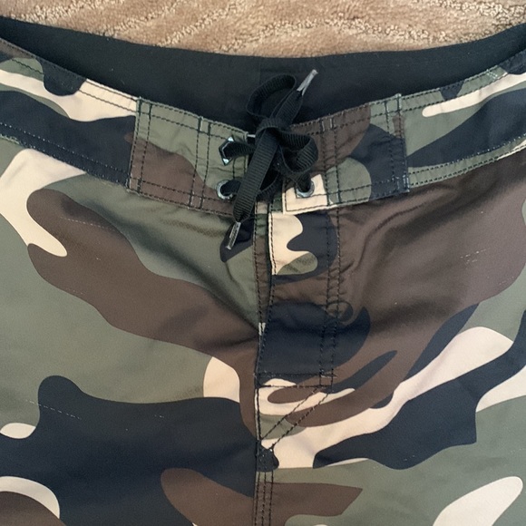 Quicksilver Camo Board Shorts, Size 36. - Picture 2 of 10
